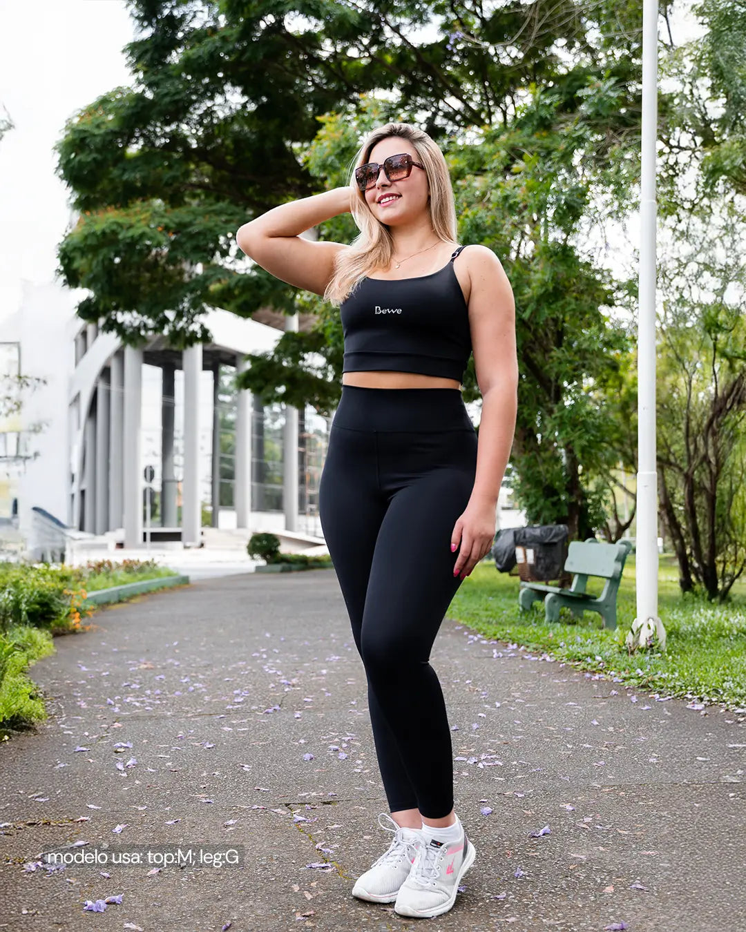 Modelo usando conjunto preto de top e leggings Bewe